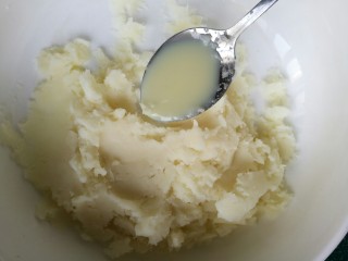 3、????爱心焗山药????,往碾压好的山药泥里加入一勺炼乳。炼乳的加入量可根据自己的口味添加。