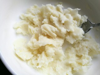 4、????爱心焗山药????,将加入炼乳后的山药泥仔细拌匀。