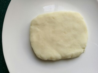 5、????爱心焗山药????,将山药泥摊平。