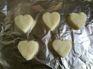 7、????爱心焗山药????,将压出的心形山药摆放在烤盘上。烤盘上面最好铺上一张油纸，我放的锡纸底部有点沾。