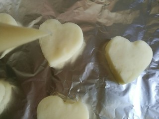 8、????爱心焗山药????,将沙拉酱放入裱花袋或者一个食品袋，在下边剪一个小口。在心形山药的四周挤上一圈沙拉酱。