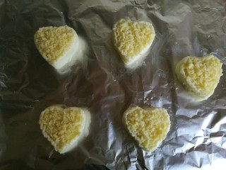 10、????爱心焗山药????,在心形山药的中间放上一层芝士。