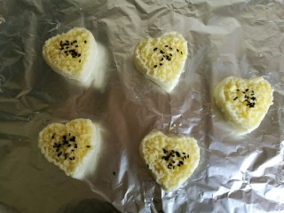 11、????爱心焗山药????,再在中间撒上少许黑芝麻。