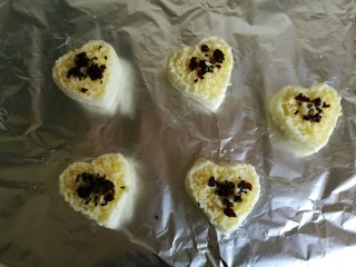 12、????爱心焗山药????,最后放上蔓越莓，没有蔓越莓的可以不放，或者放葡萄干也可以。