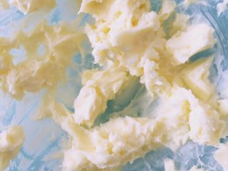 3、抹茶曲奇,加入糖粉先搅拌均匀，以防之后用电动打蛋器打的飞溅