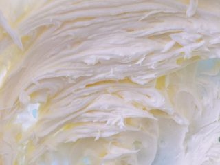 4、抹茶曲奇,用电动打蛋器打发黄油至体积膨胀颜色变白，呈羽毛状纹路。