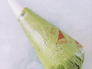 10、抹茶曲奇,加入裱花袋中，最好是布裱花袋，之前用的一次性的，比较容易破掉