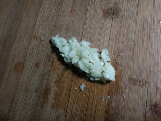 1、蒜泥皮冻,蒜瓣剥去皮剁成蒜泥氧化十五分钟