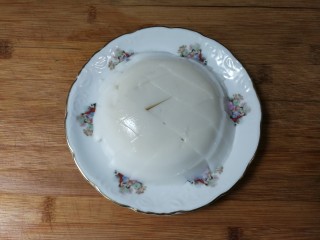 3、蒜泥皮冻,皮冻切成小块