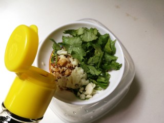 5、蒜泥皮冻,放入一勺生抽