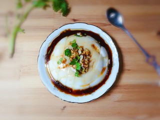 8、蒜泥皮冻,拌匀浇到皮冻上面