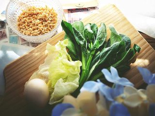 1、营养都在这一碗 糙米减肥沙拉,准备材料