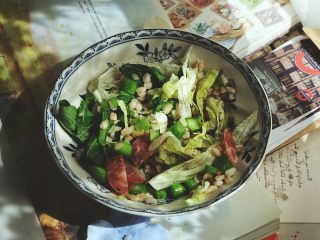 18、营养都在这一碗 糙米减肥沙拉,搅拌均匀