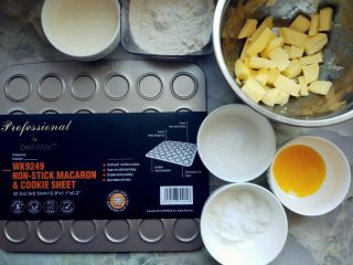 1、双色玫瑰曲奇,将黄油切成小块，室温下充分软化。称量好其他材料。