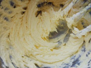 3、双色玫瑰曲奇,打发到如图，颜色变浅，蓬松顺滑的状态。