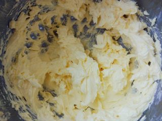 5、双色玫瑰曲奇,倒入淡奶油，打发至完全融合。