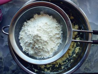 6、双色玫瑰曲奇,筛入低筋粉，拌匀。