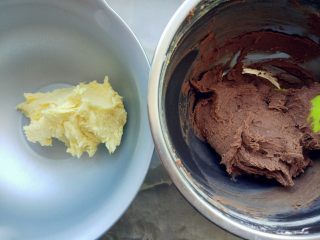 7、双色玫瑰曲奇,分成任意两份，其中一份加适量可可粉拌匀。