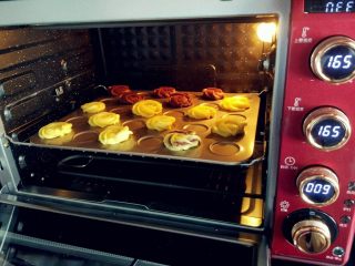 9、双色玫瑰曲奇,入预热好的烤箱中层，上下火165度，烤10-15分钟左右，上色即可。