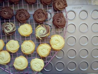 10、双色玫瑰曲奇,稍凉后将曲奇放在晾网上彻底晾凉即可