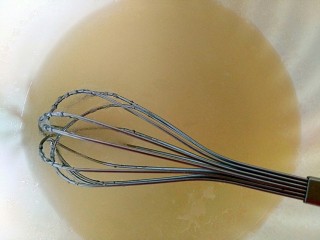 3、美味茶点——粗粮炉果,50克细砂糖和75克玉米油混合搅打均匀