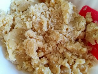 5、美味茶点——粗粮炉果,用刮刀翻拌至无干粉，抱团