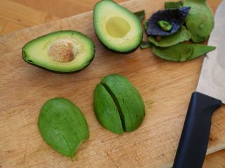 8、双椒土豆三文鱼,将熟透的牛油果切半，去核，剥皮，切片。