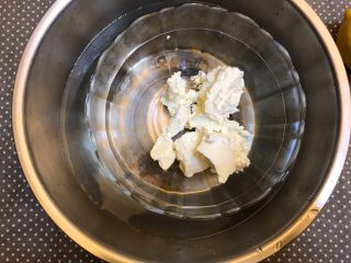 2、清爽甜点《柠檬Oreo芝士蛋糕》【蛋糕】,奶油奶酪需要提前拿出来软化，我是临时起意所以隔热水软化，也是一样的。只要软化到位就可以咯。（实在不想晚上打开烤箱了，太热了，这几天广州又闷又热，都快热成????了！）