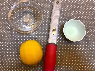 4、清爽甜点《柠檬Oreo芝士蛋糕》【蛋糕】,柠檬????擦干水，刮柠檬皮屑，注意不要刮到白色部分，会苦的，如果你用青柠檬也是可以滴。取一半柠檬榨汁。