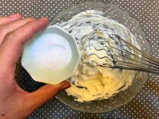 6、清爽甜点《柠檬Oreo芝士蛋糕》【蛋糕】,软化好的奶油奶酪，倒入糖（我用木糖醇啦。如果你用白糖，可以多放5克，因为木糖醇的甜度是白糖的1.2倍）