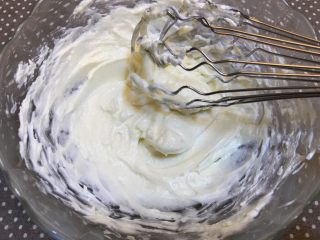 8、清爽甜点《柠檬Oreo芝士蛋糕》【蛋糕】,搅拌均匀，一边备用。