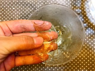 10、清爽甜点《柠檬Oreo芝士蛋糕》【蛋糕】,泡好的吉利丁片，是软软的。倒掉冰水。