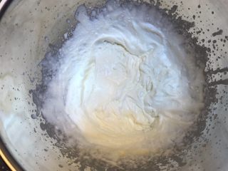 12、清爽甜点《柠檬Oreo芝士蛋糕》【蛋糕】,奶油里倒入糖，打发6-7分。有清晰的纹路就可以了。