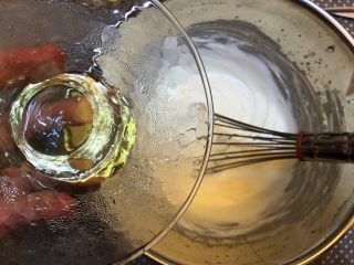 13、清爽甜点《柠檬Oreo芝士蛋糕》【蛋糕】,吉利丁片倒入奶油奶酪中搅拌均匀。