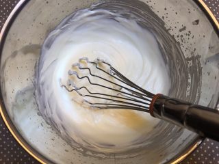 14、清爽甜点《柠檬Oreo芝士蛋糕》【蛋糕】,倒入奶油，搅拌均匀。