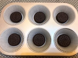 15、清爽甜点《柠檬Oreo芝士蛋糕》【蛋糕】,马芬烤盘中，放入纸杯，放入6片奥利奥饼干。