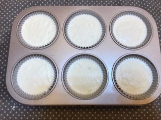 16、清爽甜点《柠檬Oreo芝士蛋糕》【蛋糕】,奶酪糊倒入模具中，轻轻磕两下。