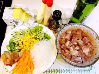 1、#食二星座#黑椒牛肉粒—原汁原味的美味,所用食材:牛肉粒500克(清水浸泡2小时,泡出血水),粉丝(提前泡软),胡萝卜切丝,黄瓜切丝,生菜叶切丝,秋葵切段(焯水后入冷水冰镇),玉米粒,培根3片,黄油,啤酒,现磨黑胡椒粒,海盐,美乃滋
