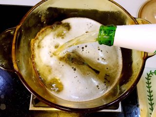 2、#食二星座#黑椒牛肉粒—原汁原味的美味,一整瓶啤酒倒入锅中