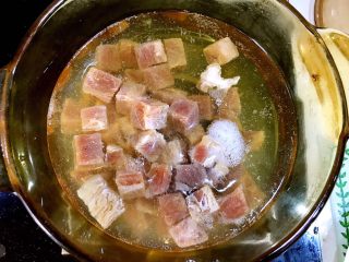 3、#食二星座#黑椒牛肉粒—原汁原味的美味,放入牛肉粒