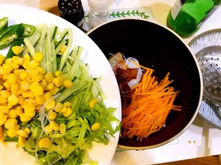 7、#食二星座#黑椒牛肉粒—原汁原味的美味,放入黄瓜丝,胡萝卜丝,生菜丝,秋葵段和玉米粒
