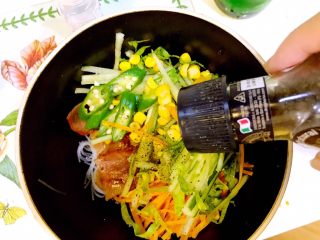 8、#食二星座#黑椒牛肉粒—原汁原味的美味,放入少许现磨黑胡椒粒