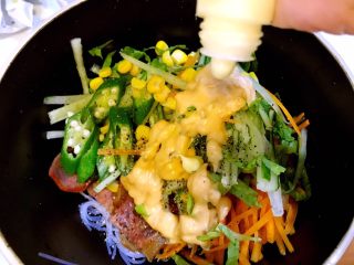 10、#食二星座#黑椒牛肉粒—原汁原味的美味,放入美乃滋搅拌均匀备用