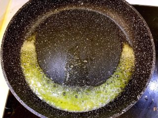 11、#食二星座#黑椒牛肉粒—原汁原味的美味,锅中放入黄油融化