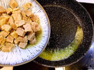 12、#食二星座#黑椒牛肉粒—原汁原味的美味,放入牛肉粒煎制