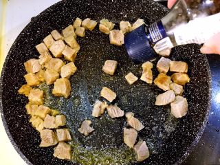 13、#食二星座#黑椒牛肉粒—原汁原味的美味,撒入现磨黑胡椒粒