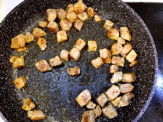 15、#食二星座#黑椒牛肉粒—原汁原味的美味,煎制表面金黄色即可