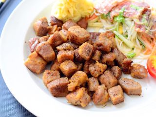 16、#食二星座#黑椒牛肉粒—原汁原味的美味,将牛肉粒装盘,放入沙拉即可