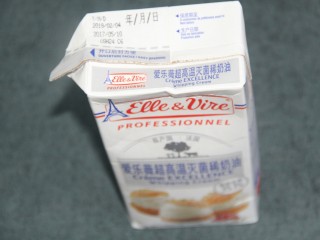 1、奥利奥火龙果酸奶奶油杯,准备淡奶油