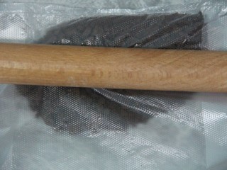 4、奥利奥火龙果酸奶奶油杯,用擀面杖擀碎